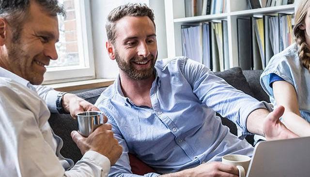 Mænd surfer på nettet. Realiser drømmeprojektet med remember forbrugslån.