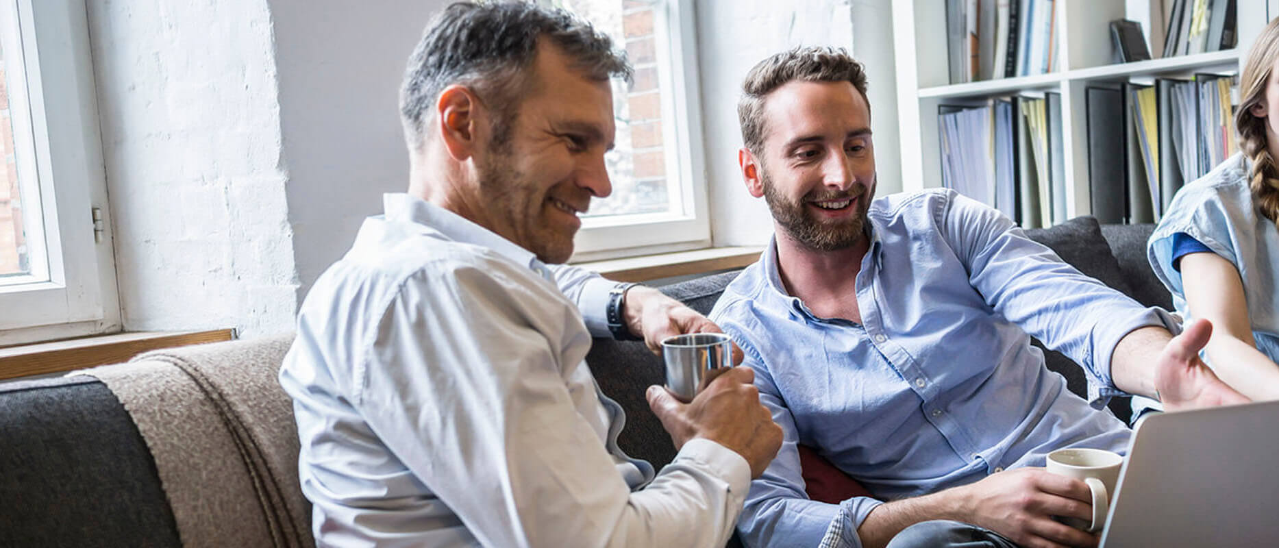 Mænd surfer på nettet. re:member netbanken er enkel at bruge.